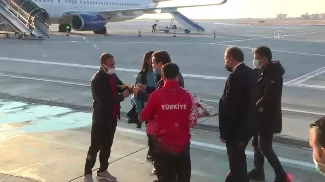 Türkiye rekoru kıran milli atlet Nevin İnce çiçeklerle karşılandı Türkiye rekoru kıran milli atlet Nevin İnce çiçeklerle karşılandı