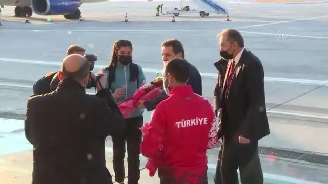 Türkiye rekoru kıran milli atlet Nevin İnce çiçeklerle karşılandı Türkiye rekoru kıran milli atlet Nevin İnce çiçeklerle karşılandı