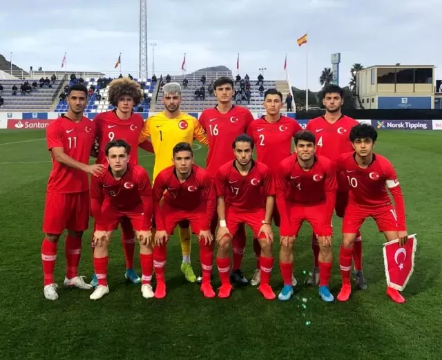 Bursaspor'dan iki isim U19 Milli Takımı'na davet edildi Bursaspor'dan iki isim U19 Milli Takımı'na davet edildi
