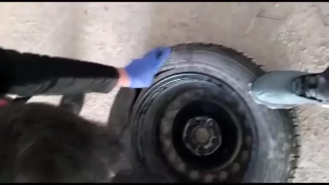 Son dakika haber: Uyuşturucu araması yapan polis, otomobil lastiğine gizlenmiş kokain ele geçirdi Son dakika haber: Uyuşturucu araması yapan polis, otomobil lastiğine gizlenmiş kokain ele geçirdi