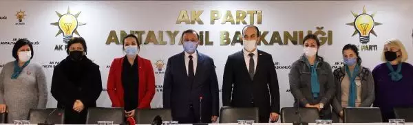 Yabancı asıllı Türk vatandaşı 5 kadın, AK Parti'ye üye oldu Yabancı asıllı Türk vatandaşı 5 kadın, AK Parti'ye üye oldu