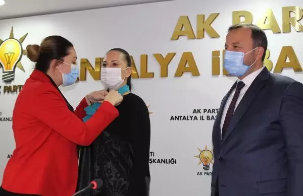 Yabancı asıllı Türk vatandaşı 5 kadın, AK Parti'ye üye oldu Yabancı asıllı Türk vatandaşı 5 kadın, AK Parti'ye üye oldu