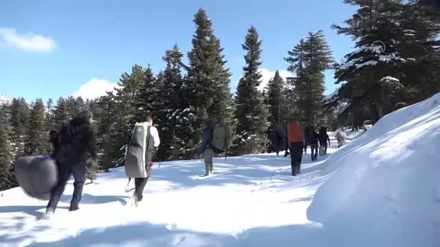 Yamaç paraşütçüleri kar manzarasında atlayış yaptı Yamaç paraşütçüleri kar manzarasında atlayış yaptı