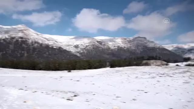 Yamaç paraşütçüleri kar manzarasında atlayış yaptı Yamaç paraşütçüleri kar manzarasında atlayış yaptı