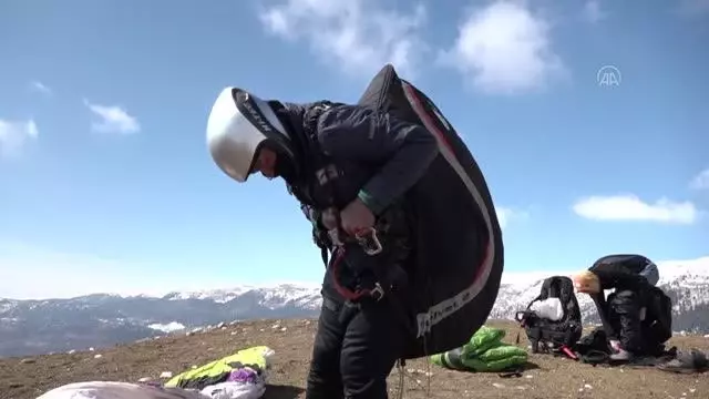 Yamaç paraşütçüleri kar manzarasında atlayış yaptı Yamaç paraşütçüleri kar manzarasında atlayış yaptı