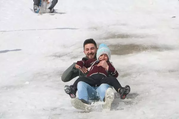 Yüksekova'da 6 metrelik buz sarkıtları Yüksekova'da 6 metrelik buz sarkıtları