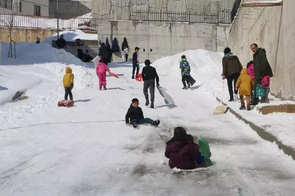 Yüksekova'da 6 metrelik buz sarkıtları Yüksekova'da 6 metrelik buz sarkıtları