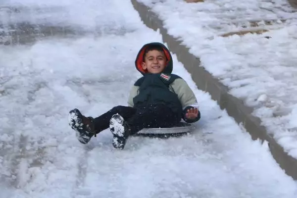 Yüksekova'da 6 metrelik buz sarkıtları Yüksekova'da 6 metrelik buz sarkıtları