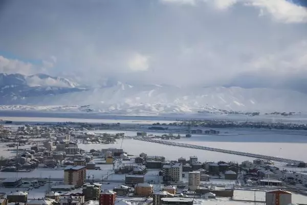 Yüksekova'da 6 metrelik buz sarkıtları Yüksekova'da 6 metrelik buz sarkıtları