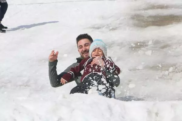 Yüksekova'da 6 metrelik buz sarkıtları Yüksekova'da 6 metrelik buz sarkıtları