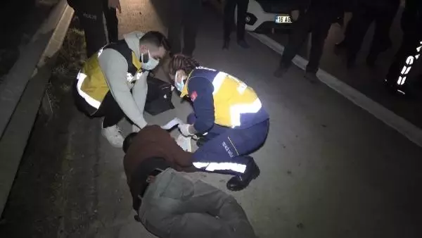 Son dakika haberi | 150 kilometrelik kovalamacanın ardından polis barikatına çarpan otomobil alev aldı; 1'i polis 2 yaralı Son dakika haberi | 150 kilometrelik kovalamacanın ardından polis barikatına çarpan otomobil alev aldı; 1'i polis 2 yaralı