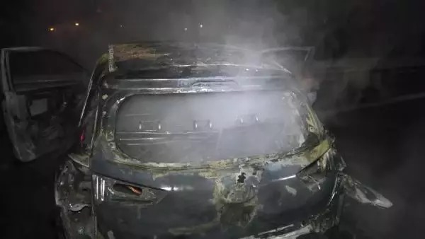 Son dakika haberi | 150 kilometrelik kovalamacanın ardından polis barikatına çarpan otomobil alev aldı; 1'i polis 2 yaralı Son dakika haberi | 150 kilometrelik kovalamacanın ardından polis barikatına çarpan otomobil alev aldı; 1'i polis 2 yaralı
