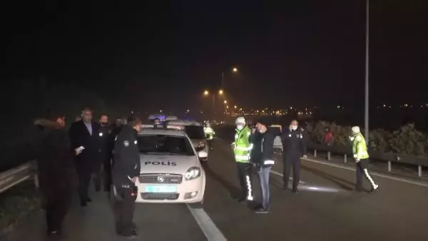 Son dakika haberi | 150 kilometrelik kovalamacanın ardından polis barikatına çarpan otomobil alev aldı; 1'i polis 2 yaralı Son dakika haberi | 150 kilometrelik kovalamacanın ardından polis barikatına çarpan otomobil alev aldı; 1'i polis 2 yaralı