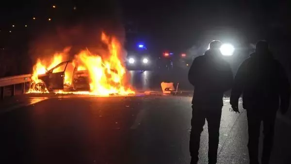 Son dakika haberi | 150 kilometrelik kovalamacanın ardından polis barikatına çarpan otomobil alev aldı; 1'i polis 2 yaralı Son dakika haberi | 150 kilometrelik kovalamacanın ardından polis barikatına çarpan otomobil alev aldı; 1'i polis 2 yaralı