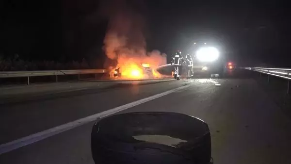Son dakika haberi | 150 kilometrelik kovalamacanın ardından polis barikatına çarpan otomobil alev aldı; 1'i polis 2 yaralı Son dakika haberi | 150 kilometrelik kovalamacanın ardından polis barikatına çarpan otomobil alev aldı; 1'i polis 2 yaralı