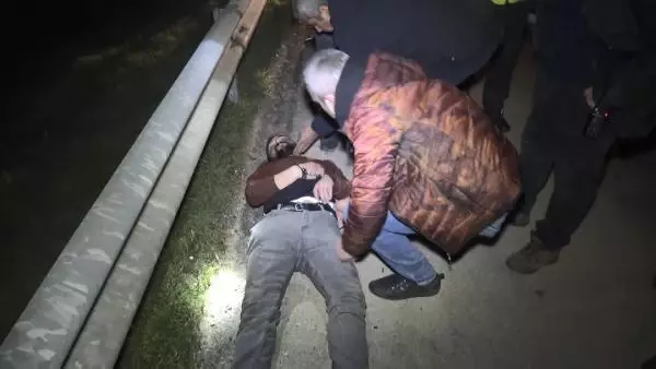 Son dakika haberi | 150 kilometrelik kovalamacanın ardından polis barikatına çarpan otomobil alev aldı; 1'i polis 2 yaralı Son dakika haberi | 150 kilometrelik kovalamacanın ardından polis barikatına çarpan otomobil alev aldı; 1'i polis 2 yaralı