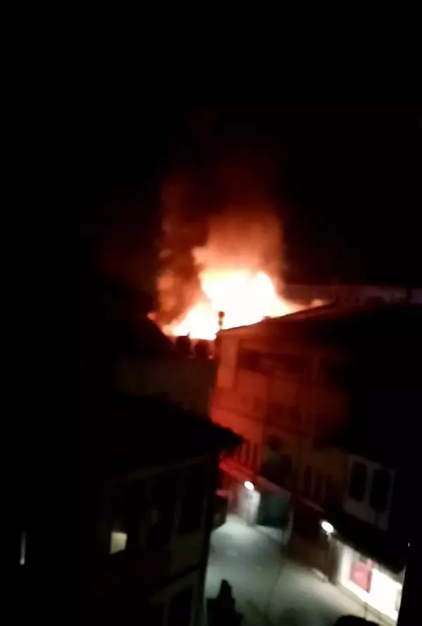4 katlı apartmanın çatı katı yandı 4 katlı apartmanın çatı katı yandı