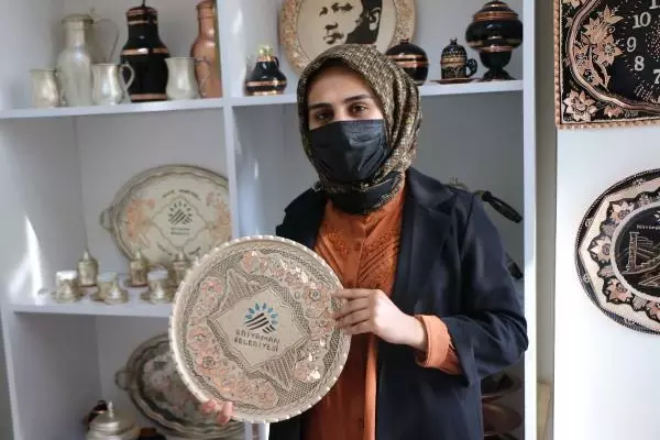 Adıyamanlı kadınlar, bakıra şekil veriyor Adıyamanlı kadınlar, bakıra şekil veriyor