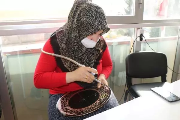 Adıyamanlı kadınlar, bakıra şekil veriyor Adıyamanlı kadınlar, bakıra şekil veriyor