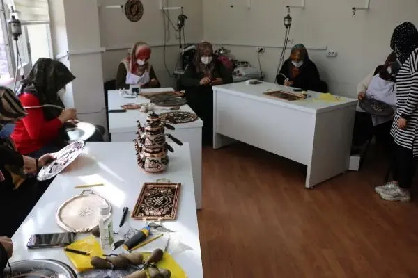 Adıyamanlı kadınlar, bakıra şekil veriyor Adıyamanlı kadınlar, bakıra şekil veriyor