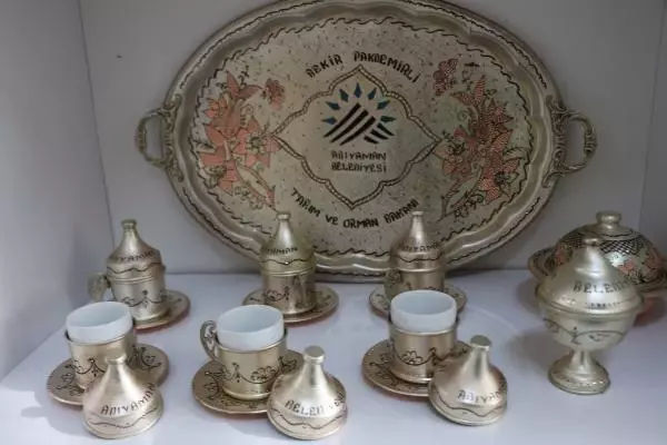 Adıyamanlı kadınlar, bakıra şekil veriyor Adıyamanlı kadınlar, bakıra şekil veriyor