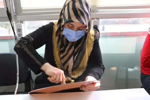 Adıyamanlı kadınlar, bakıra şekil veriyor Adıyamanlı kadınlar, bakıra şekil veriyor