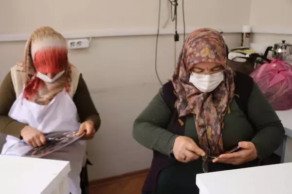 Adıyamanlı kadınlar, bakıra şekil veriyor Adıyamanlı kadınlar, bakıra şekil veriyor