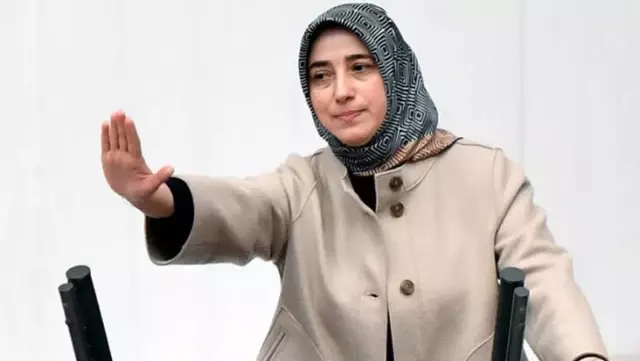 AK Parti Grup Başkanvekili Özlem Zengin'e hakaret eden şüpheli gözaltına alındı AK Parti Grup Başkanvekili Özlem Zengin'e hakaret eden şüpheli gözaltına alındı