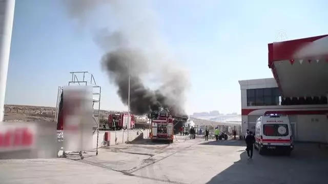 Akaryakıt istasyonunun atık yağ deposunda yangın çıktı Akaryakıt istasyonunun atık yağ deposunda yangın çıktı
