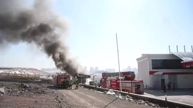 Akaryakıt istasyonunun atık yağ deposunda yangın çıktı Akaryakıt istasyonunun atık yağ deposunda yangın çıktı