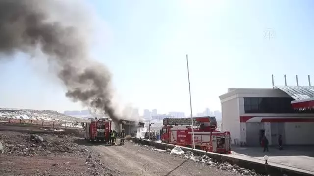 Akaryakıt istasyonunun atık yağ deposunda yangın çıktı Akaryakıt istasyonunun atık yağ deposunda yangın çıktı
