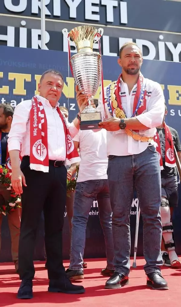 Başpehlivan Ali Gürbüz ile sporcusu olduğu Antalya Büyükşehir Belediyesi ile yollarını ayırdı Başpehlivan Ali Gürbüz ile sporcusu olduğu Antalya Büyükşehir Belediyesi ile yollarını ayırdı