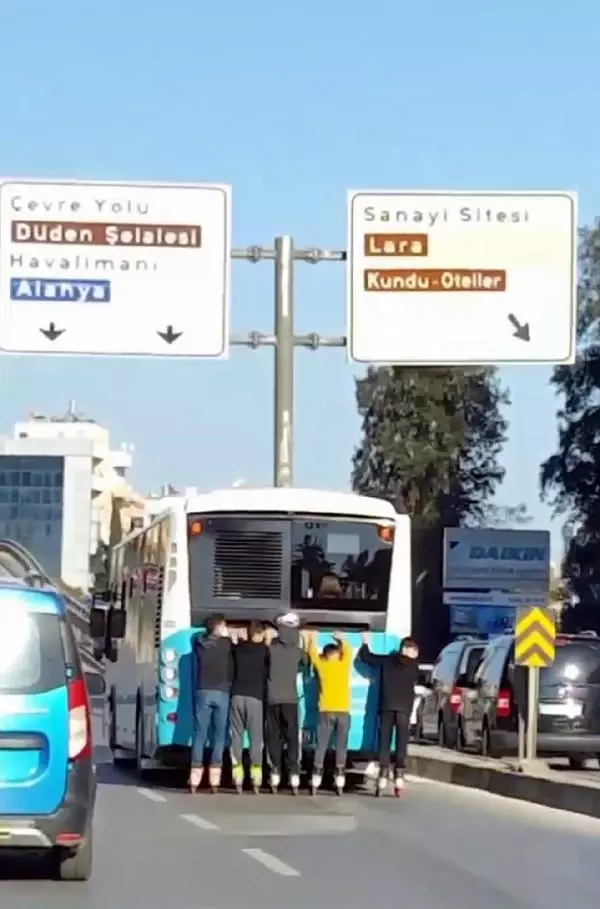 Antalya'da 5 patenli çocuğun tehlikeli yolculuğu Antalya'da 5 patenli çocuğun tehlikeli yolculuğu