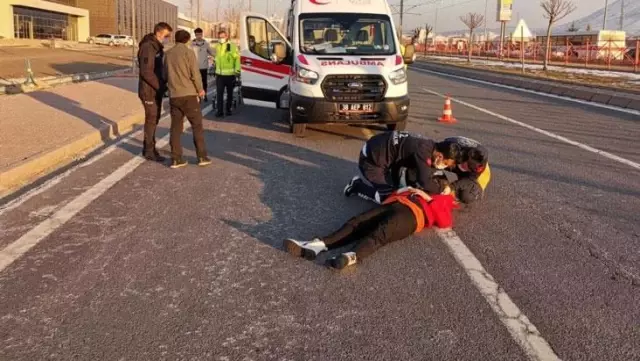 Araçtakilerle tartışan genç kız, kendisini seyir halindeki otomobilden attı Araçtakilerle tartışan genç kız, kendisini seyir halindeki otomobilden attı