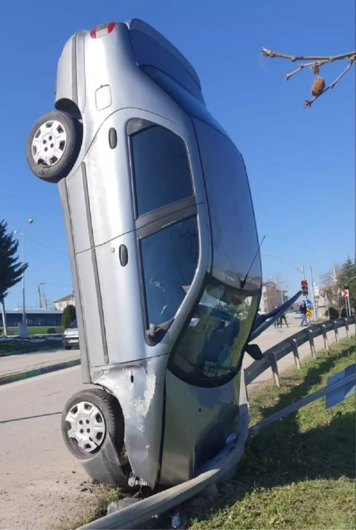 Bariyere çarpan otomobil, dik durdu
