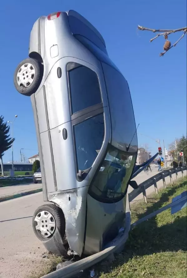 Bariyere çarpan otomobil, dik durdu Bariyere çarpan otomobil, dik durdu