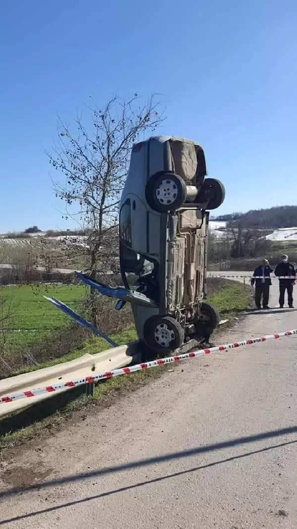 Bariyere çarpan otomobil, dik durdu