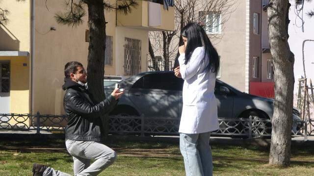 Bayılma numarası yapan genç, hemşire sevgilisine evlilik teklifi etti Bayılma numarası yapan genç, hemşire sevgilisine evlilik teklifi etti