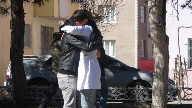 Bayılma numarası yapan genç, hemşire sevgilisine evlilik teklifi etti Bayılma numarası yapan genç, hemşire sevgilisine evlilik teklifi etti