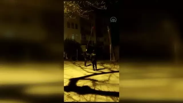 Son dakika haberleri! Bekçilerin bayrak hassasiyeti kameraya yansıdı Son dakika haberleri! Bekçilerin bayrak hassasiyeti kameraya yansıdı