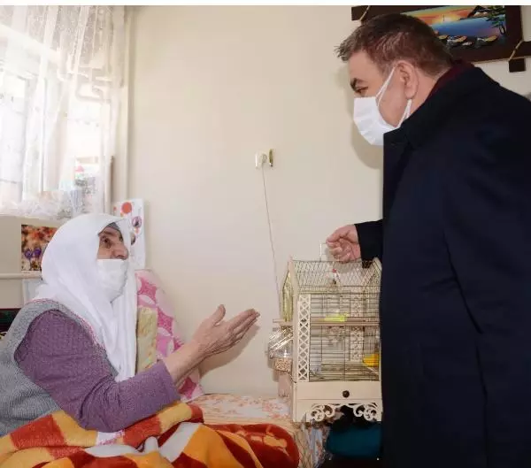 Belediye başkanı, Sevgi ninenin muhabbet kuşu isteğini yerine getirdi - Yeniden Belediye başkanı, Sevgi ninenin muhabbet kuşu isteğini yerine getirdi - Yeniden