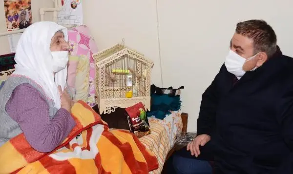 Belediye başkanı, Sevgi ninenin muhabbet kuşu isteğini yerine getirdi - Yeniden Belediye başkanı, Sevgi ninenin muhabbet kuşu isteğini yerine getirdi - Yeniden