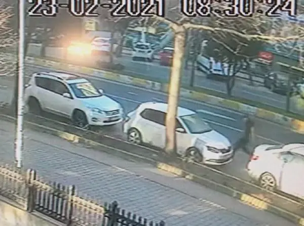 Beylikdüzü'nde sokak ortasında silahlı saldırı kamerada Beylikdüzü'nde sokak ortasında silahlı saldırı kamerada