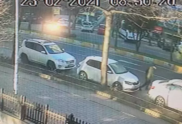 Beylikdüzü'nde sokak ortasında silahlı saldırı kamerada Beylikdüzü'nde sokak ortasında silahlı saldırı kamerada