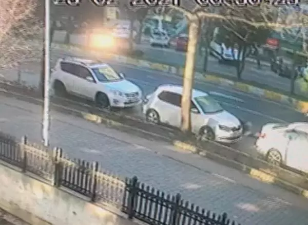 Beylikdüzü'nde sokak ortasında silahlı saldırı kamerada Beylikdüzü'nde sokak ortasında silahlı saldırı kamerada