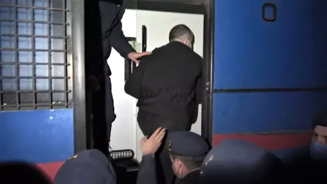 Boşandığı eşini öldüren zanlı, mahkemede bilindik numaralarla cezadan kurtulmaya çalıştı Boşandığı eşini öldüren zanlı, mahkemede bilindik numaralarla cezadan kurtulmaya çalıştı