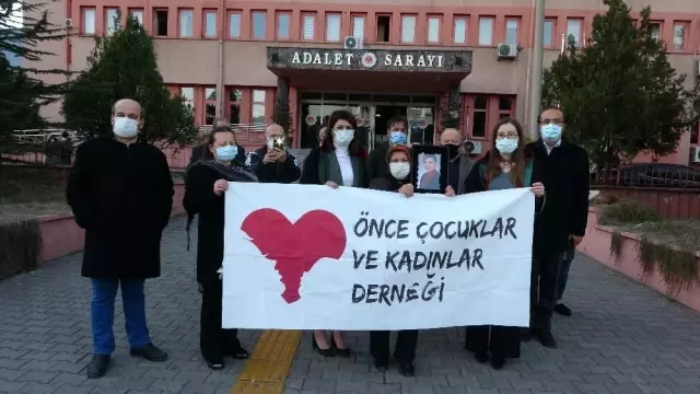 Boşandığı eşini öldüren zanlı, mahkemede bilindik numaralarla cezadan kurtulmaya çalıştı Boşandığı eşini öldüren zanlı, mahkemede bilindik numaralarla cezadan kurtulmaya çalıştı