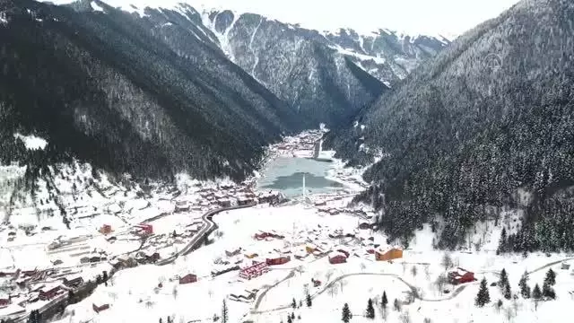 Buz tutan Uzungöl, günübirlik tatilcilerin ilgi odağı oldu Buz tutan Uzungöl, günübirlik tatilcilerin ilgi odağı oldu