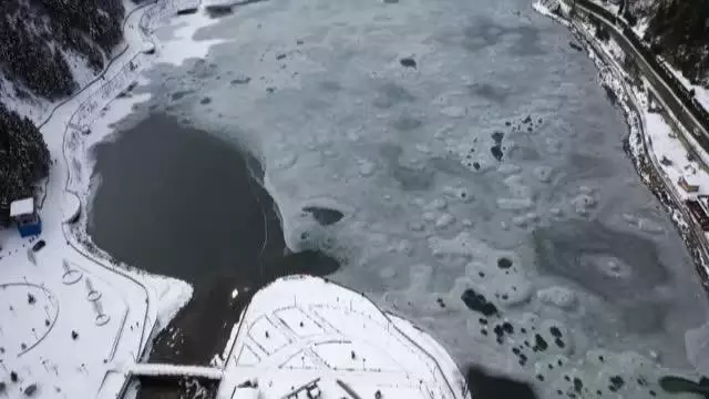 Buz tutan Uzungöl, günübirlik tatilcilerin ilgi odağı oldu Buz tutan Uzungöl, günübirlik tatilcilerin ilgi odağı oldu
