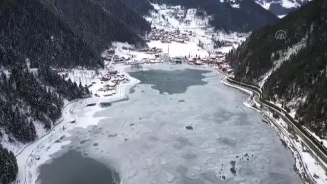 Buz tutan Uzungöl, günübirlik tatilcilerin ilgi odağı oldu Buz tutan Uzungöl, günübirlik tatilcilerin ilgi odağı oldu